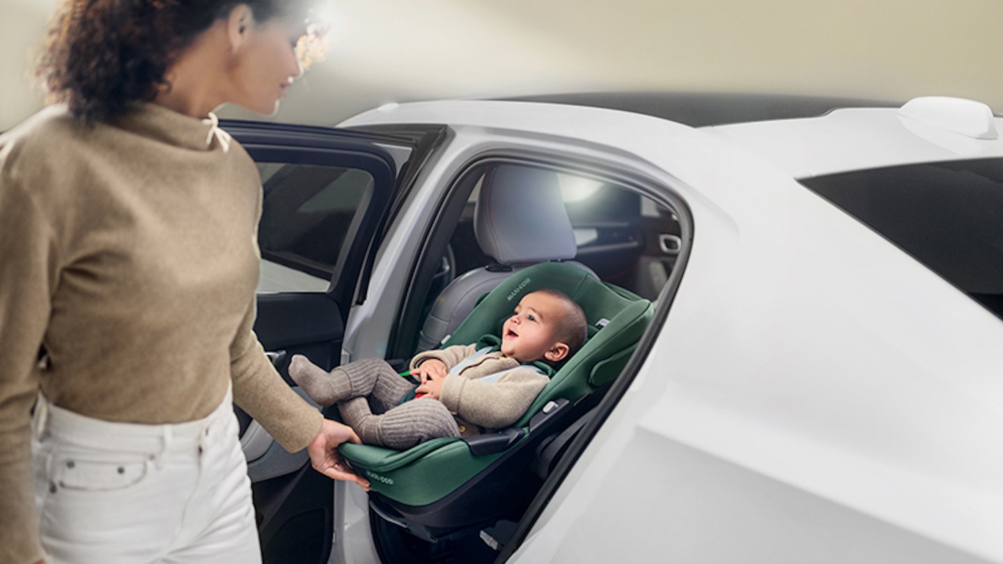maxicosi_car seat_Pebble 360 Pro seat_Babywithmomslidingcarseatoutofthecar_Landscape_800x547