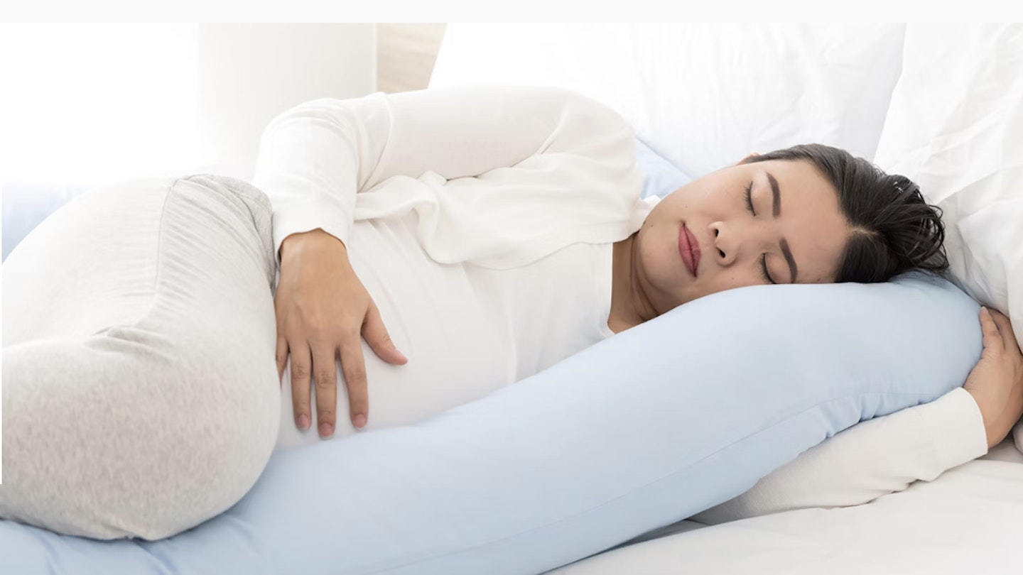pregnant woman sleeping with pregnancy pillow