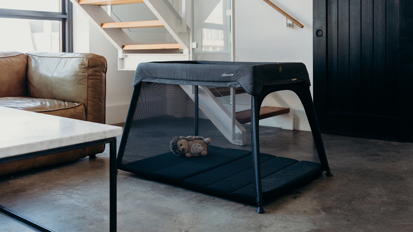 How to put up a travel cot